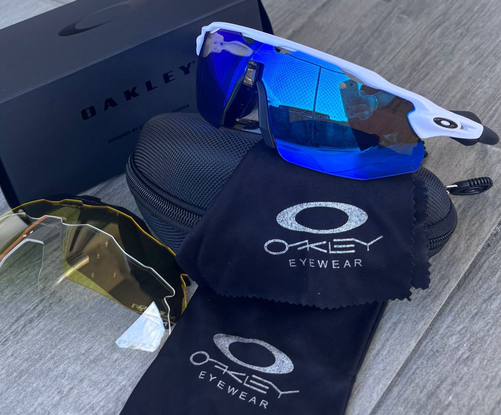 SUNGLASES